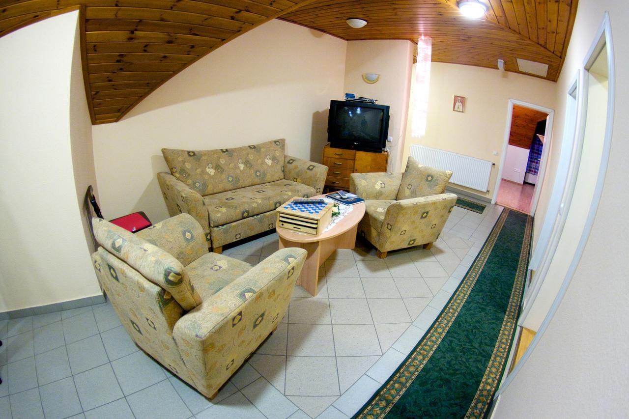 Gilde Panzio Bed and Breakfast Pilisvörösvár Exteriör bild
